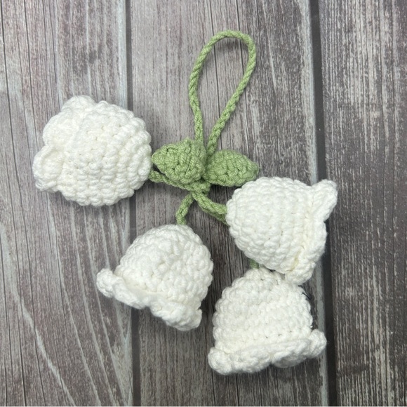 🌷NEW Crochet Flower Bag Charm/ Keychain White w/ Green Leaves - Picture 2 of 11